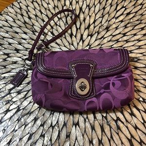 Unique Purple Coach Wristlet🩷❤️